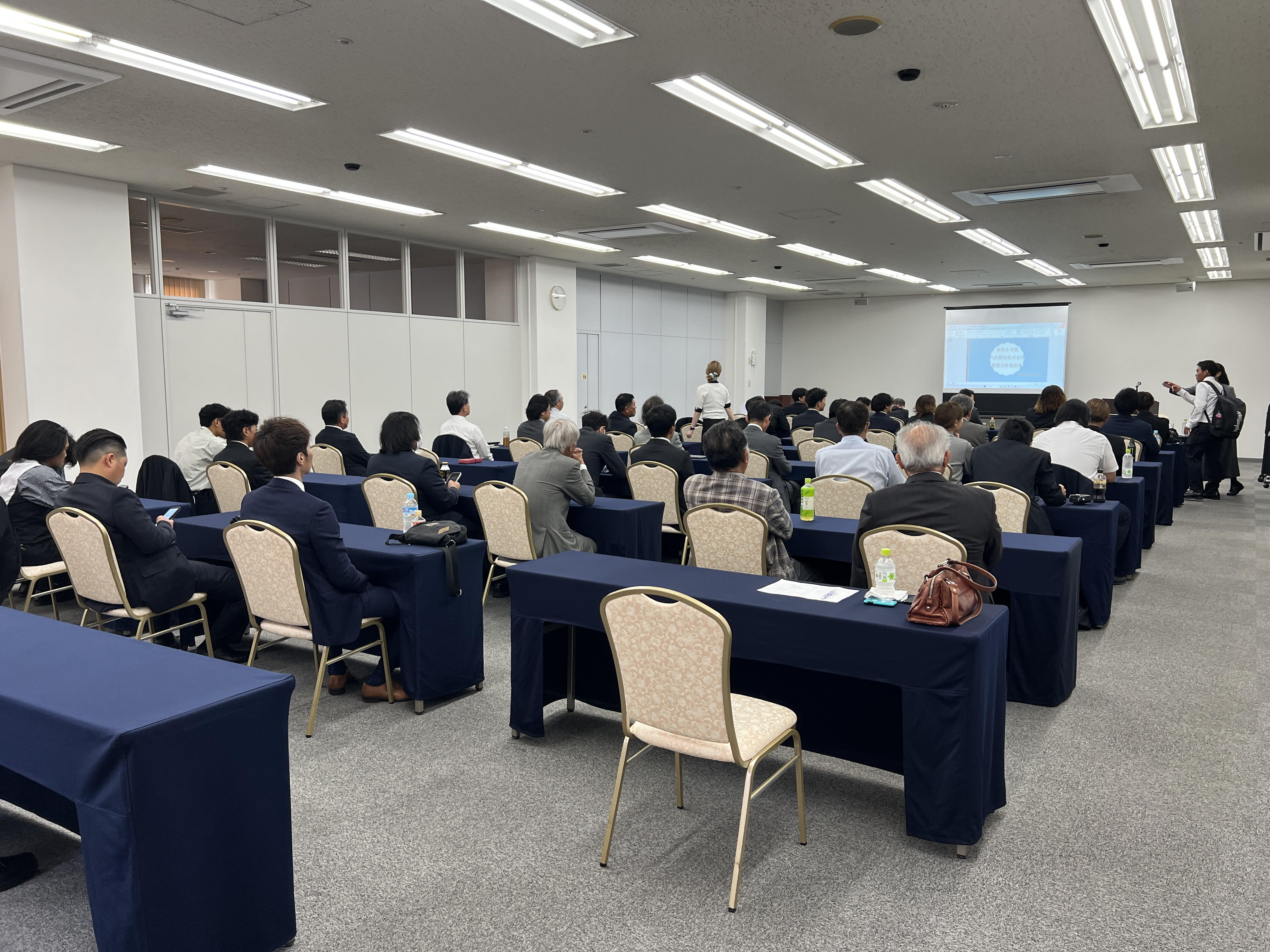 会場